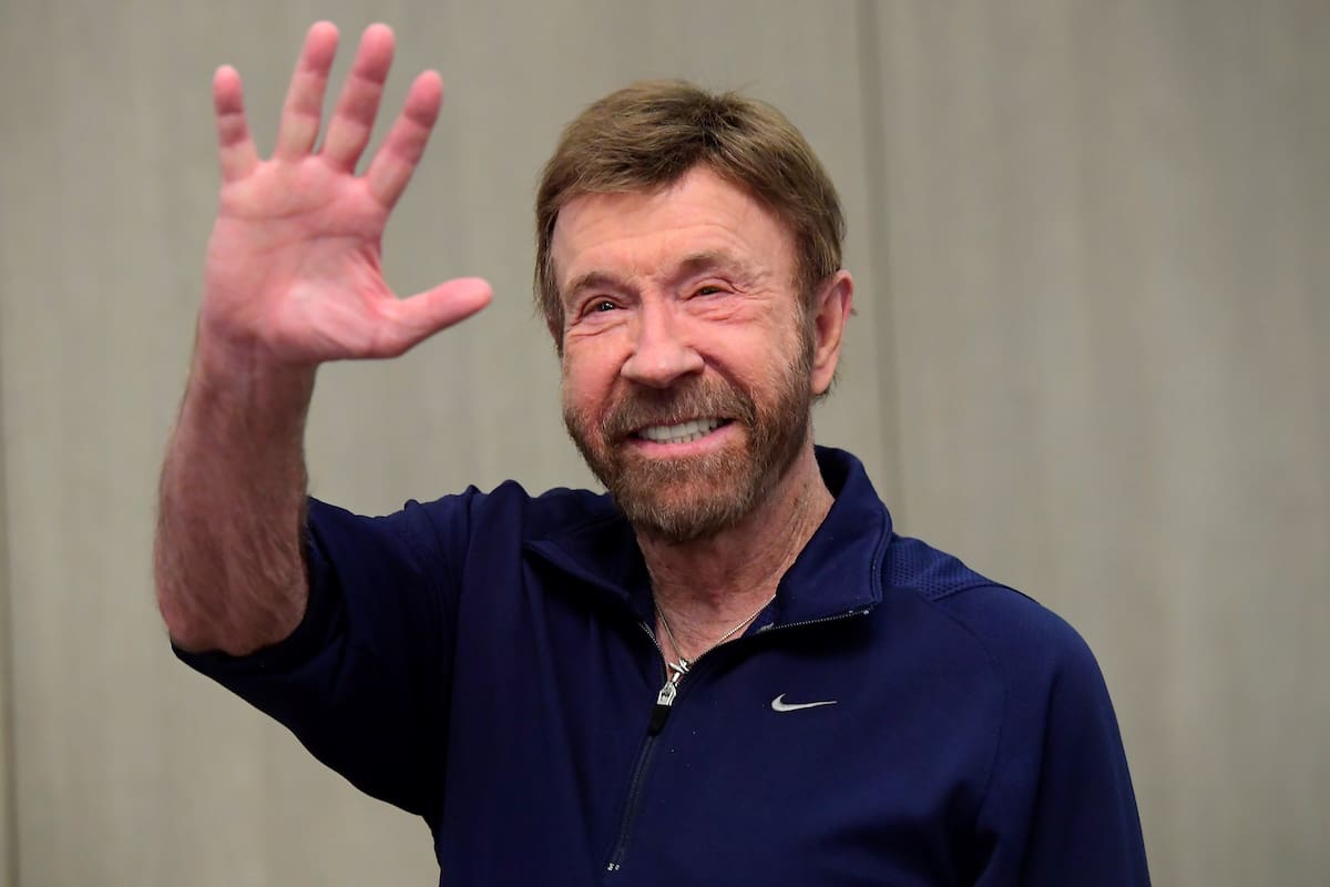 Fotografía de archivo del 26 de noviembre del 2018 que muestra al actor estadounidense Chuck Norris saludando en la 15º campaña de la fundación benéfica Shoe Box en el hotel Kempinski Corvinus de Budapest (Hungría). Norris falleció a los 86 años. EFE/ Tamas Kovacs / ARCHIVO