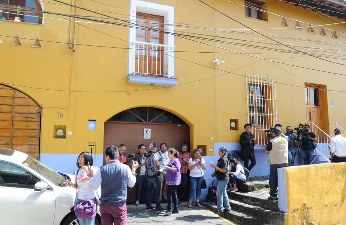 Vista general hoy, jueves 12 de marzo de 2018, de la casa del escritor mexicano Sergio Pitol en la ciudad de Xalapa, en el estado de Veracruz (México), donde reporteros se han dado cita para recoger algunas reacciones de su fallecimiento. EFE