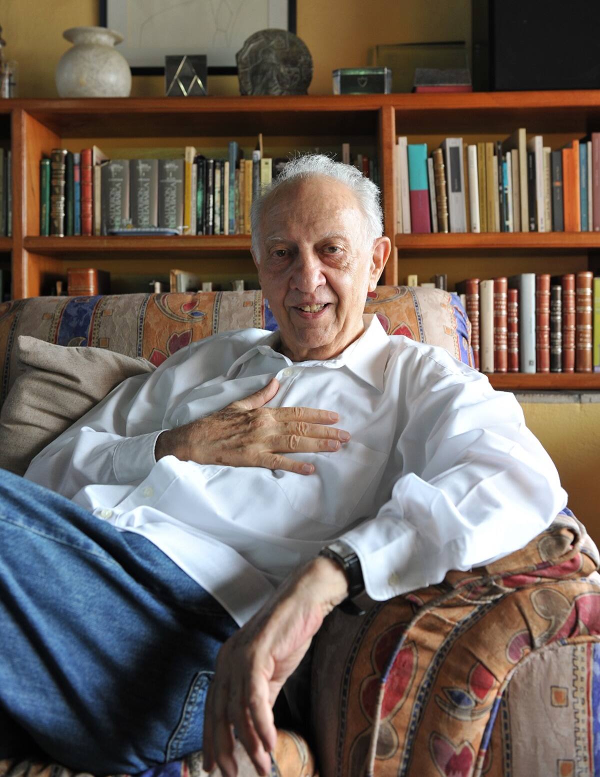Fotografía de archivo del 12 de marzo de 2012, del escritor mexicano Sergio Pitol, en su casa de la ciudad de Xalapa, en el estado de Veracruz (México). EFE