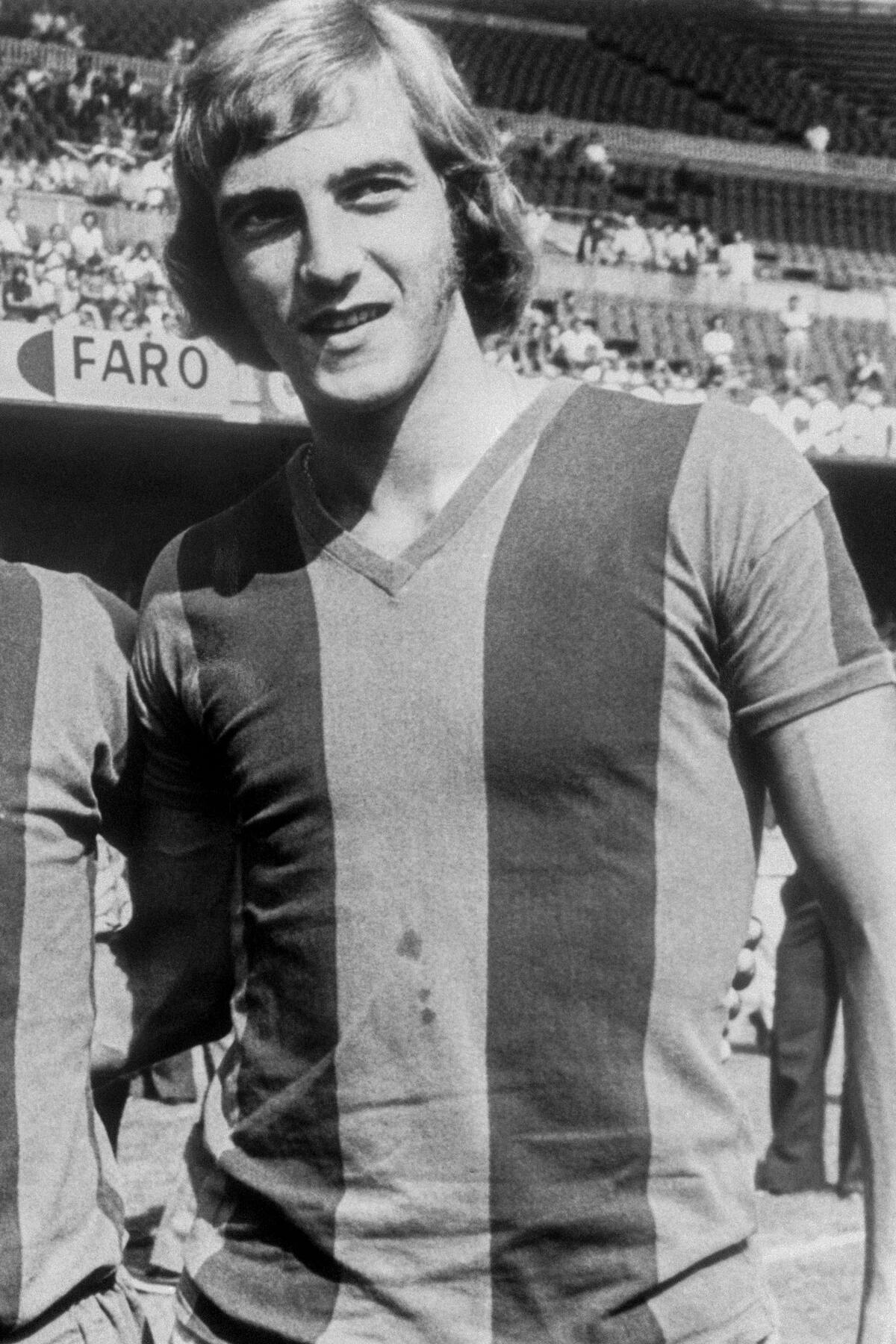 Fotografía de archivo, tomada el 29-7-1974 con la camiseta del FC Barcelona, del exfutbolista y entrenador neerlandés Johan Neeskens. //EFE