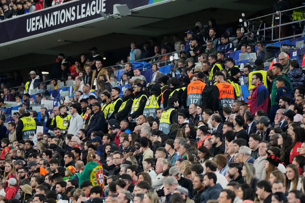 Los auxiliares de juego forman una fila en las gradas durante la final de la Liga de Naciones entre Portugal y España en la Arena Allianz de Múnich, Alemania. // AP, Foto: Martin Meissner