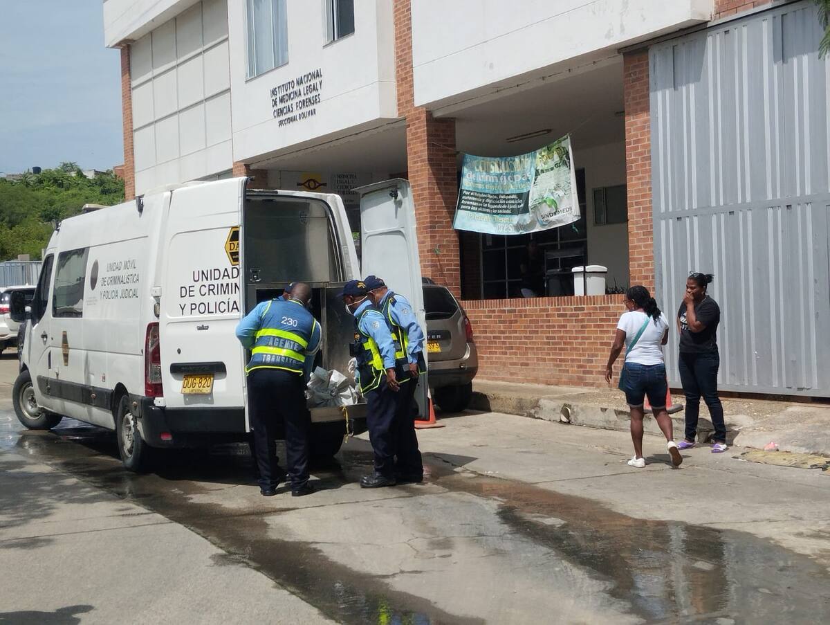 Wilmar Hernández murió en la madrugada de este lunes. Momentos en que el cadáver es ingresado a la morgue de Medicina Legal, en Cartagena. //ÓSCAR DÍAZ ACOSTA//EL UNIVERSAL.