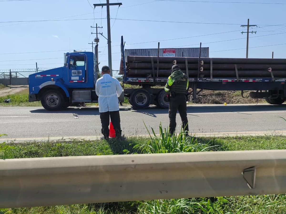 La víctima del fuerte accidente en la vía a Mamonal no ha sido identificada. /FOTO CORTESÍA.