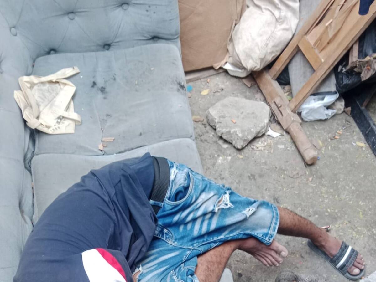 El cuerpo de Robinson José Báez quedó tendido en un sofá en el patio de su casa.//Cortesía Red de Cooperantes.