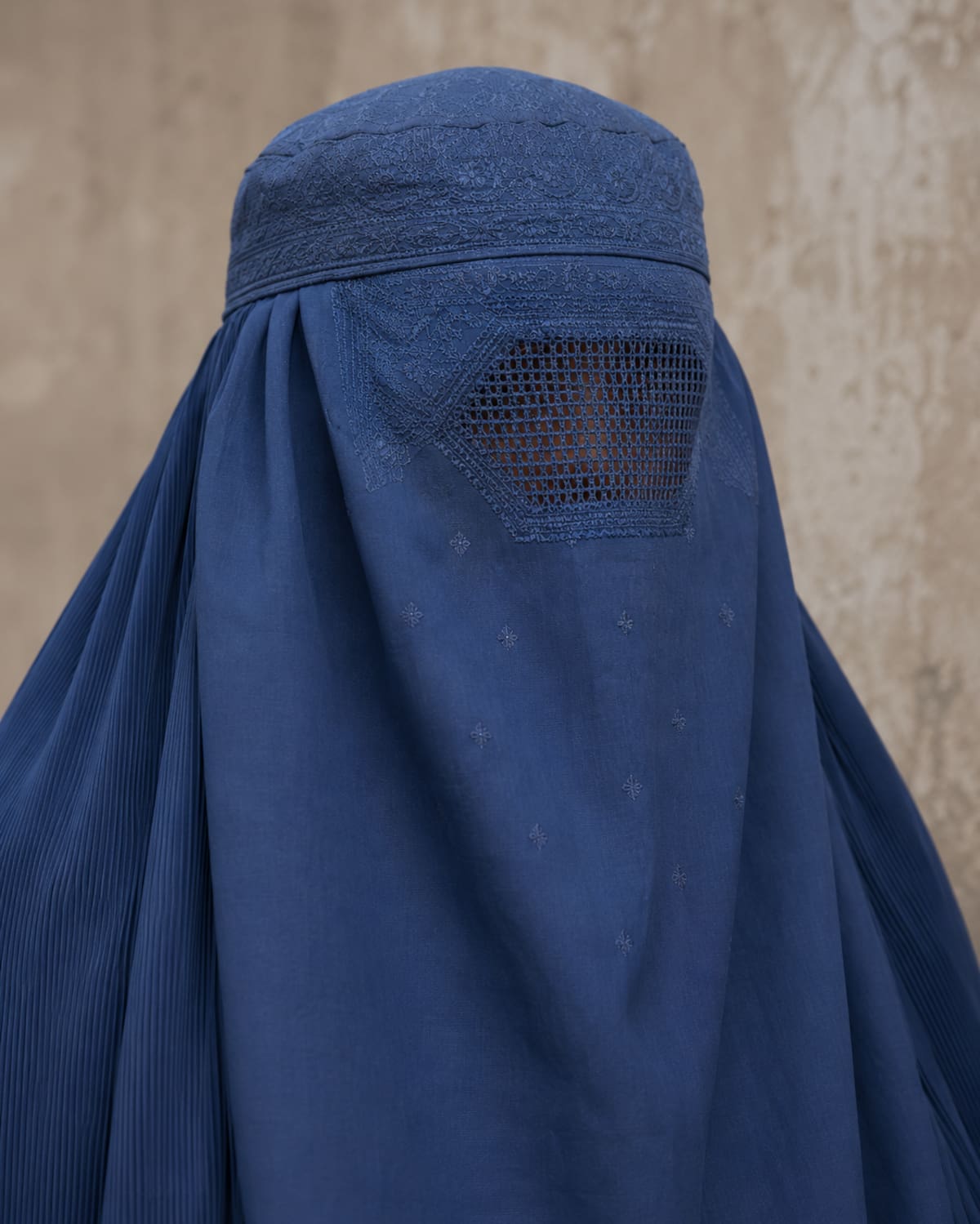 Mujer afgana usando burka. // Imagen generada con IA