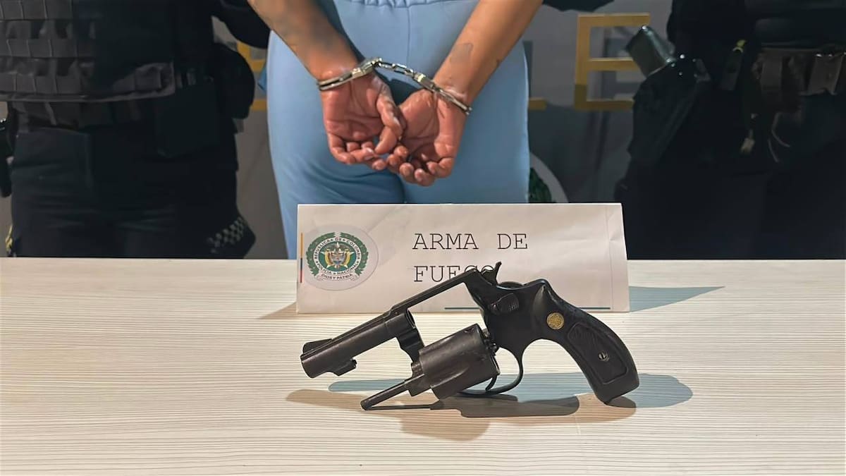 Durante el operativo en Torices, las autoridades incautaron un arma de fuego que estaba en poder de la capturada. // FOTO: POLICÍA METROPOLITANA DE CARTAGENA.