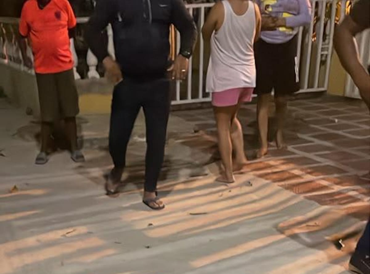 Muchos curiosos llegaron hasta el lugar donde quedó tendido el cuerpo de la mujer que minutos antes había sido atacada a bala por un sujeto que la llevó hasta ese conjunto residencial, presuntamente, como pasajera.//Cortesía Red de Cooperantes.