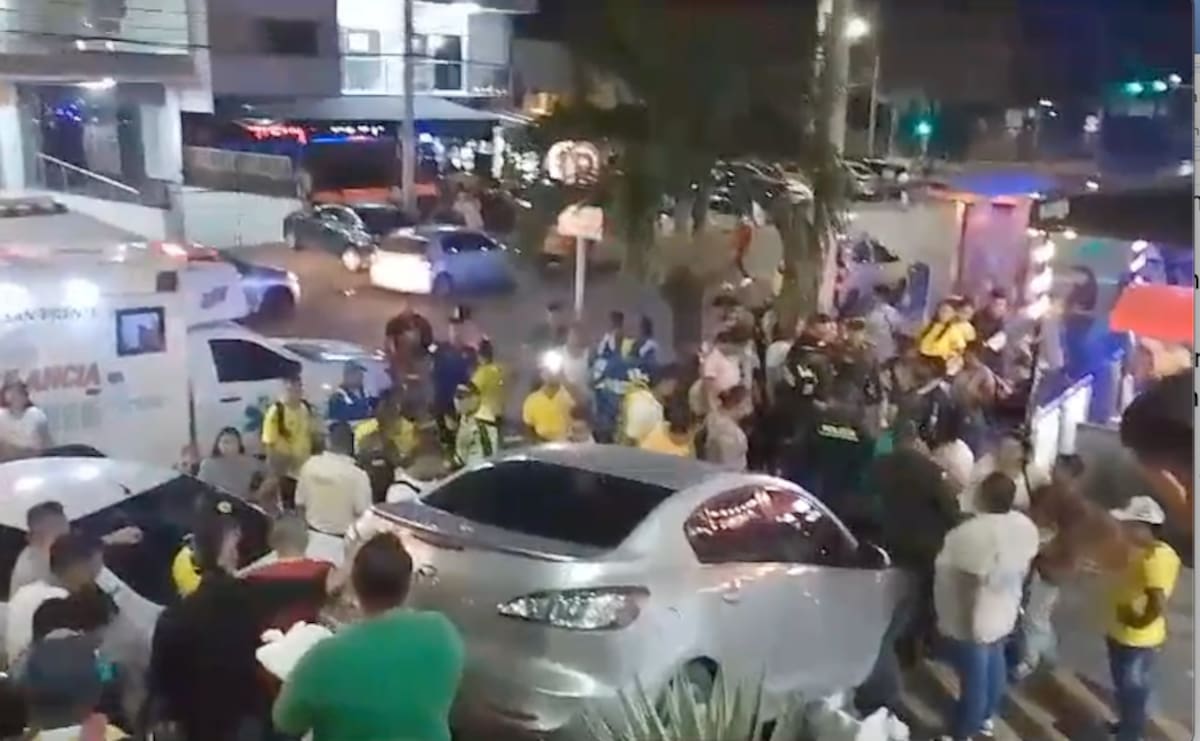 Los curiosos que estaban cerca del lugar ayudaron a rescatar a las personas que fueron atropelladas por un vehículo al norte de Barranquilla.