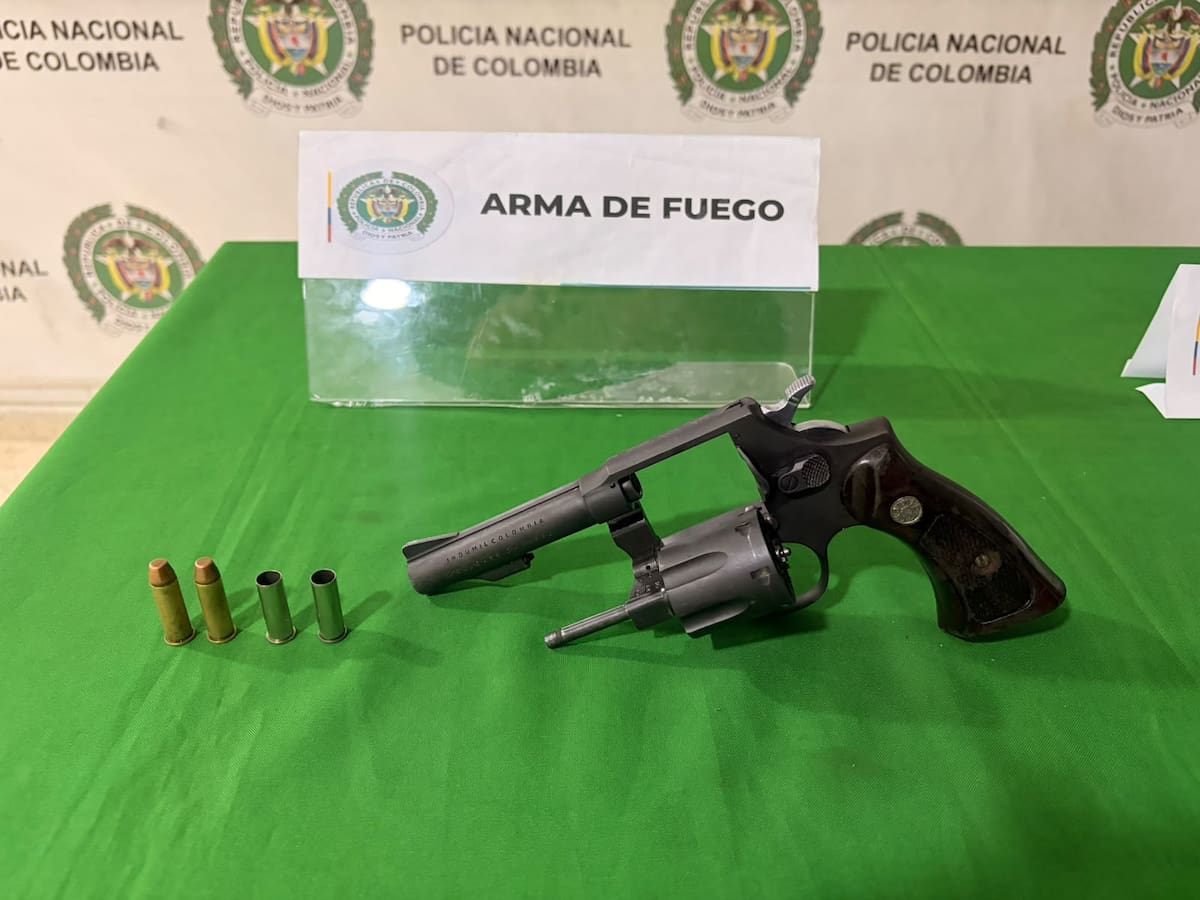 El arma de fuego que le hallaron escondido a la hoy capturada en el barrio Las brisas, en Cartagena. //FOTO: POLICÍA METROPOLITANA DE CARTAGENA.