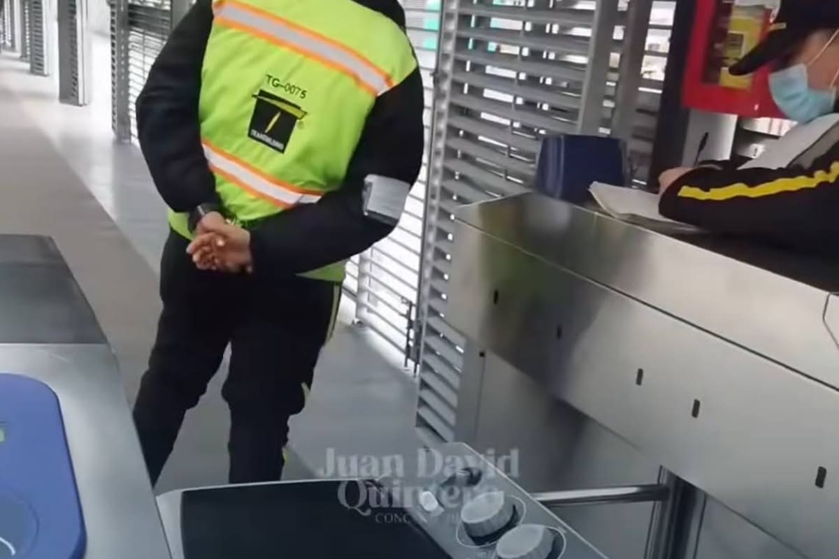 Video: mujer se enfrentó a guardas de TransMilenio por llevar una lavadora