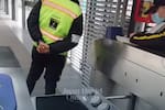 Mujer discutió con guardas de TransMilenio porque no la dejaron entrar con lavadora