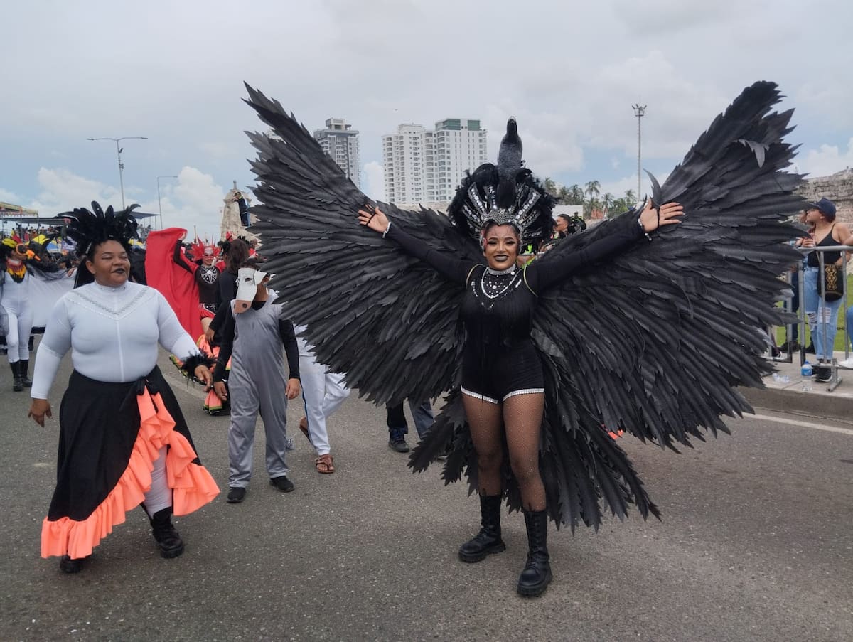 Mujer disfrazada de ave en las Fiestas de la Independencia de Cartagena 2024. // Foto: Óscar Díaz - El Universal