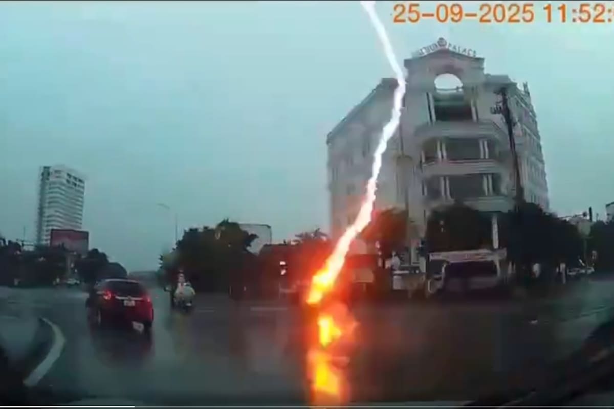 Video: impactante momento en que un rayo alcanza a una mujer en moto