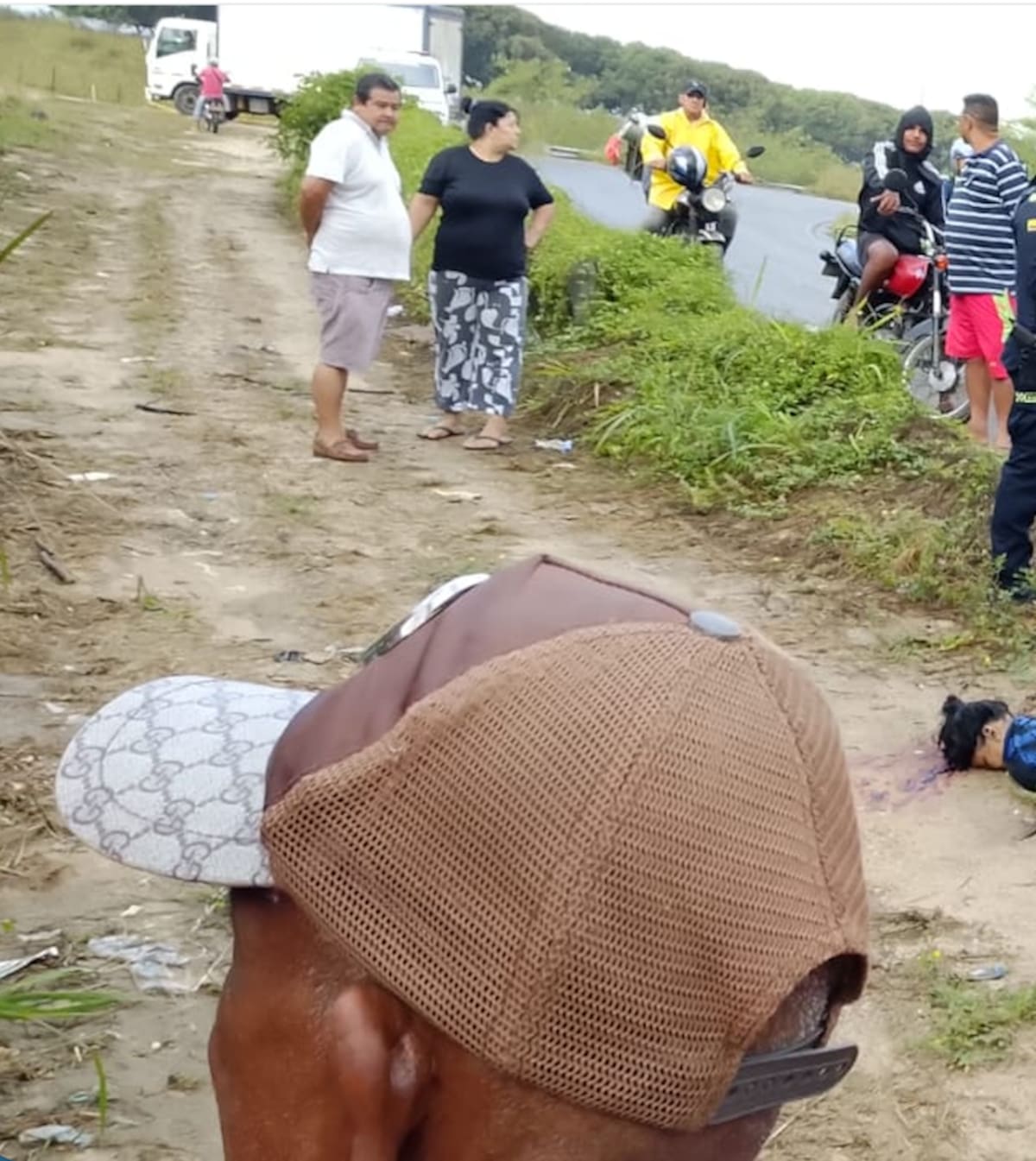 Este martes fue hallado el cuerpo sin vida de una mujer en la vía que comunica al corregimiento de Caracolí con el municipio de Galapa, Atlántico.//Cortesía Red de Cooperantes.