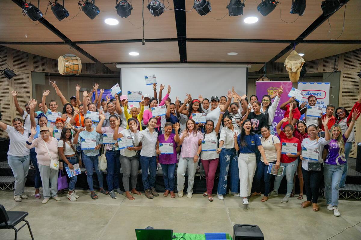 Más de 150 mujeres rompen paradigmas con capacitación en instalación de cubiertas y tejas