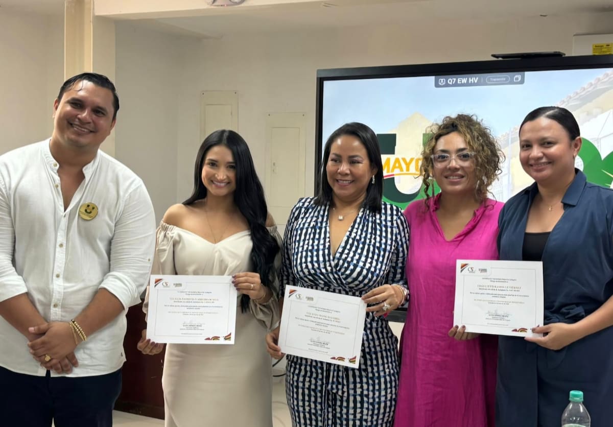 Jaime Pérez Jiménez, director del Centro de Extensión y Proyección Social de Umayor; Yucelis Garrido Ochoa, alcaldesa de la Localidad 3 de Cartagena; Yolanda Wong Baldiris, representante electa a la Cámara por Bolívar; Claudia Ayola Escallón, CEO de la firma Justamente, y Crijulieth Ramos Gutiérrez, secretaria de Educación de Bolívar. //Foto cortesía de Traso.