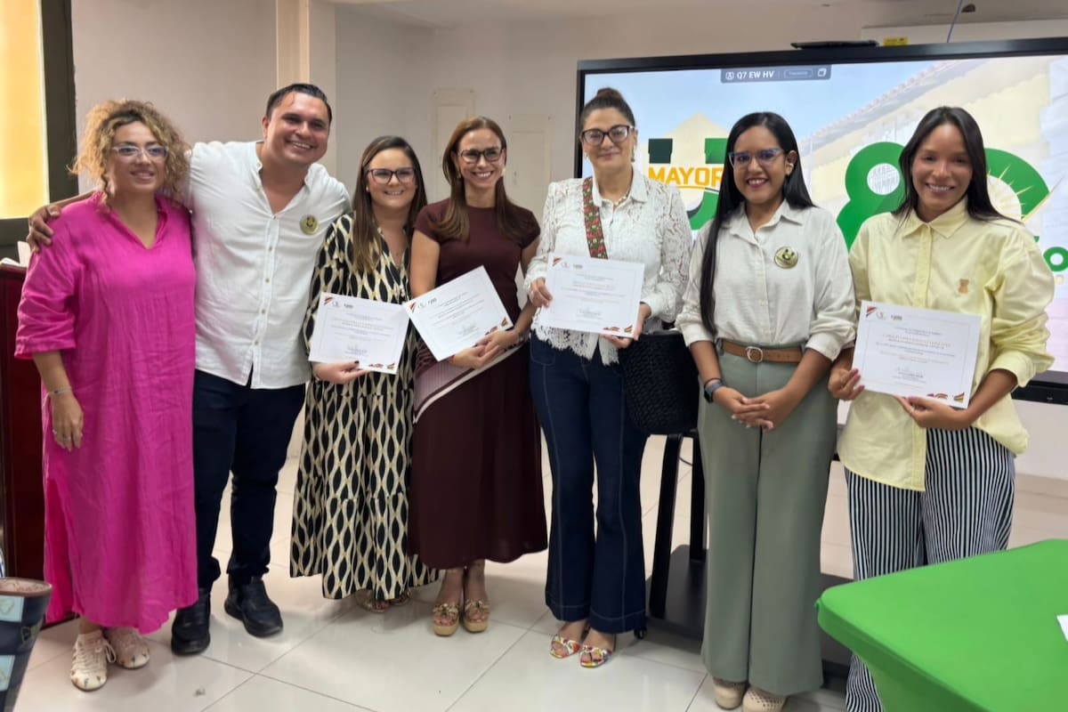 Liderazgo femenino de gran estatura en conversatorio de Umayor