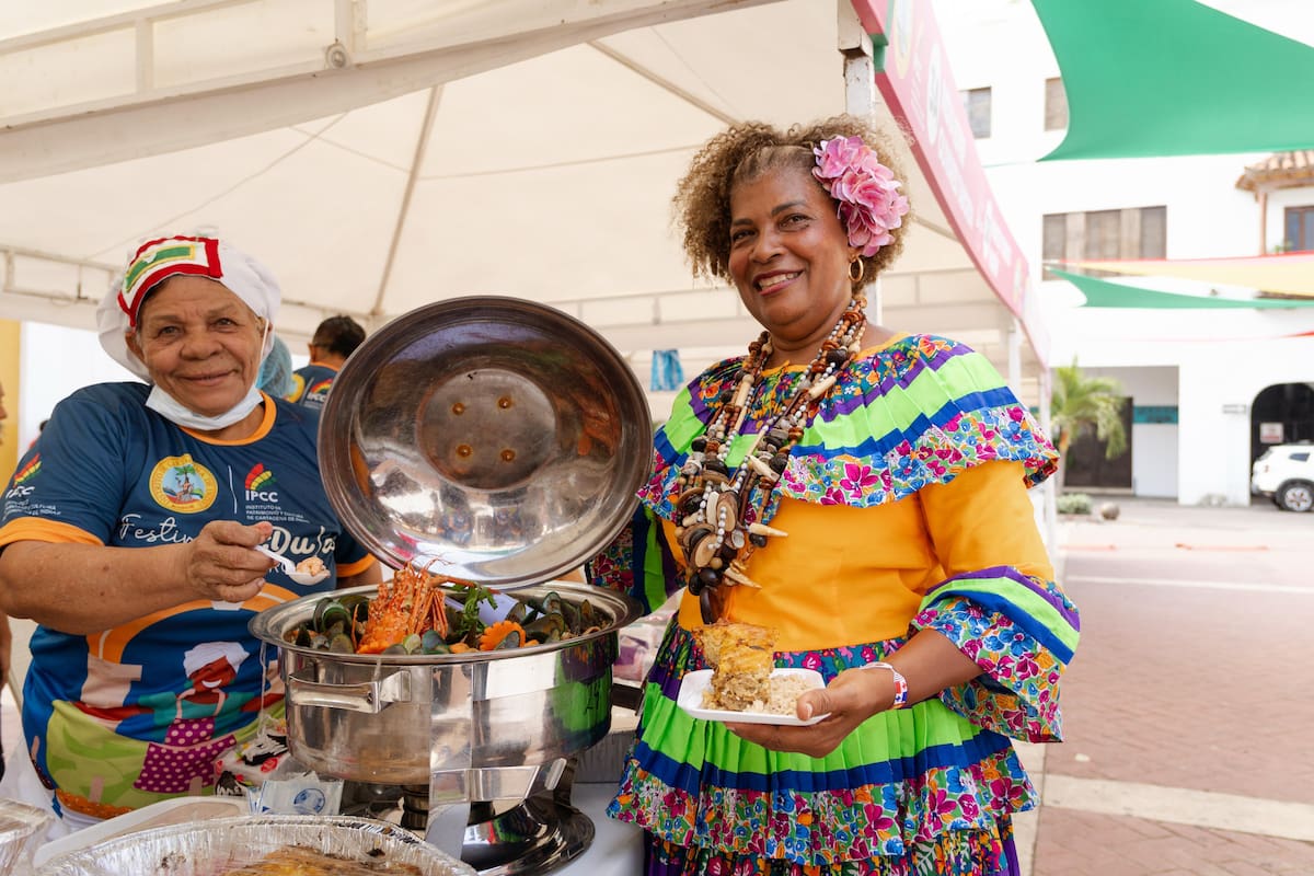 Mujeres palenqueras protagonizan el Festival del dulce en la Plaza de Los Coches, exaltando sus saberes ancestrales y su aporte cultural.// Foto: cortesía