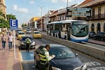 Parquear mal e invadir el carril de Transcaribe: las multas más frecuentes en Cartagena y lo que le pueden costar