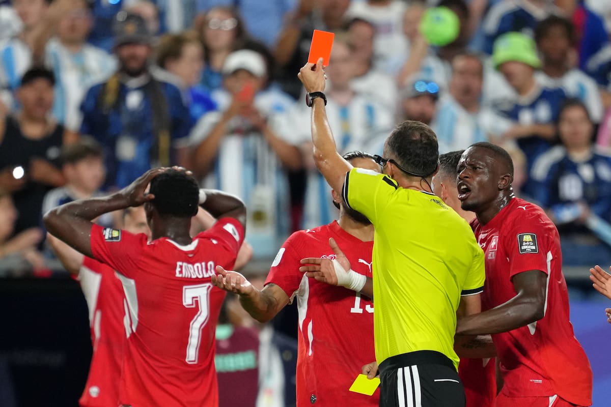 Video: la insólita expulsión de Breel Embolo, figura de Suiza, ante Argentina