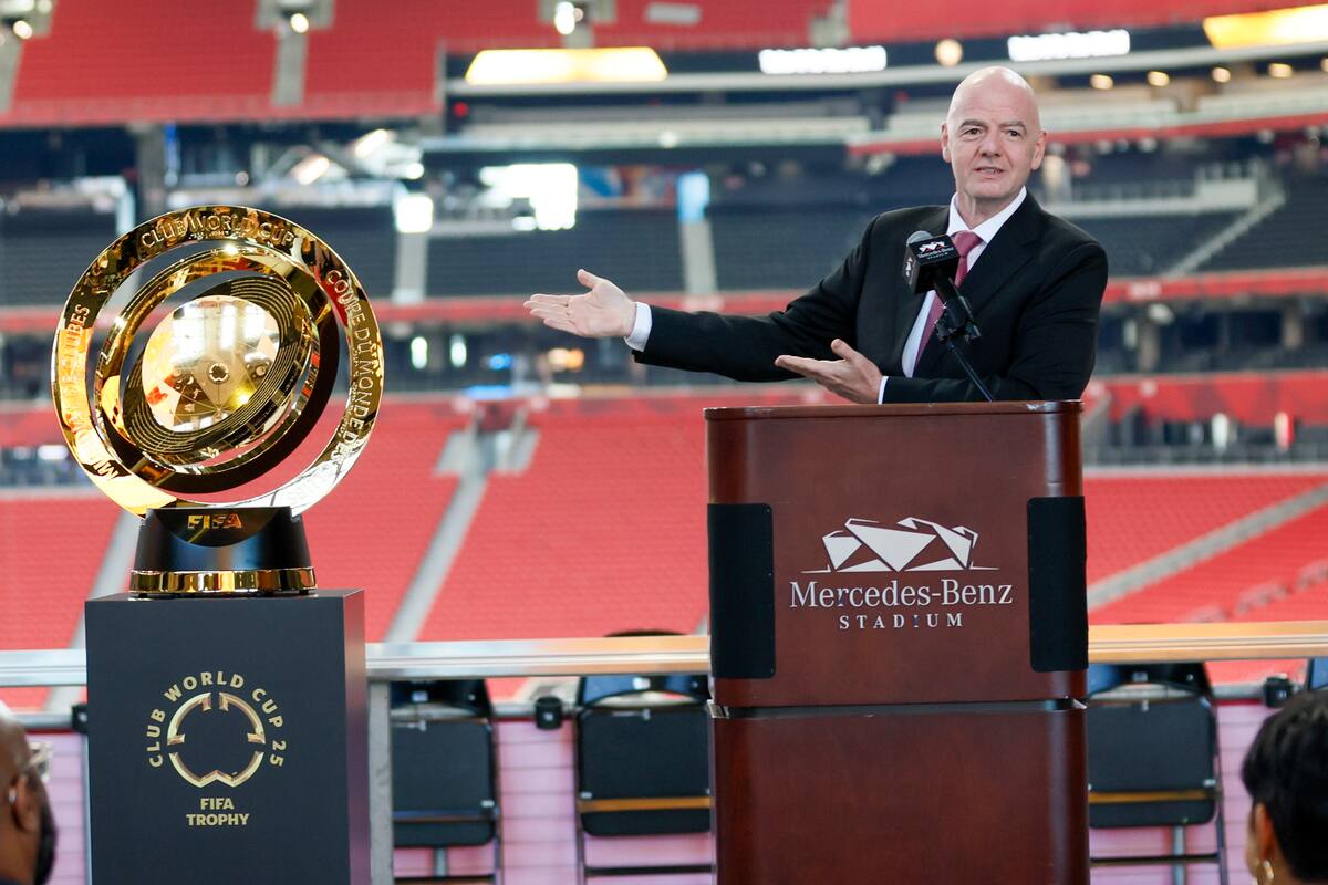 El presidente de la FIFA Gianni Infantino gesticula frente al trofeo del Mundial de Clubes. //AP