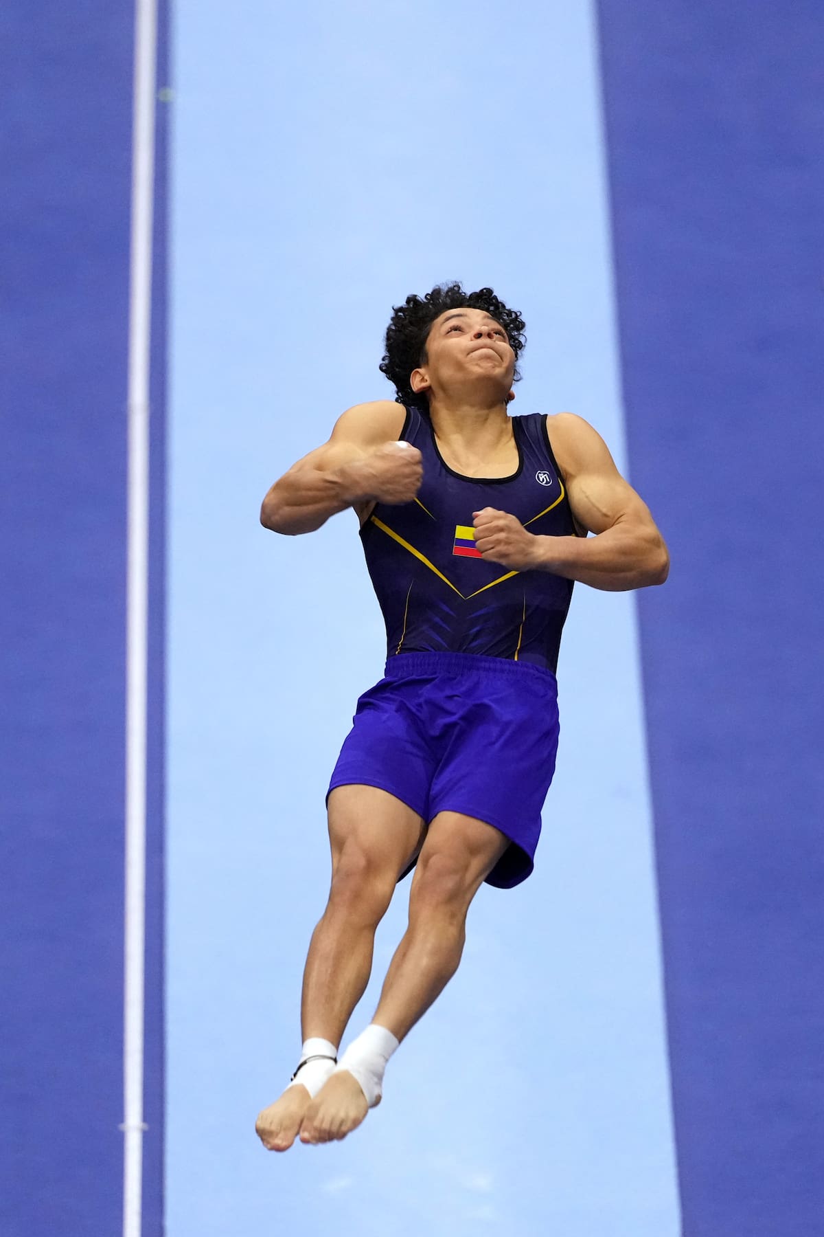 El colombiano Thomas Mejía compite en la prueba de salto durante la final por equipos masculina en el Campeonato Mundial de Gimnasia Artística en Róterdam, Países Bajos. //Foto, AP: Francisco Seco