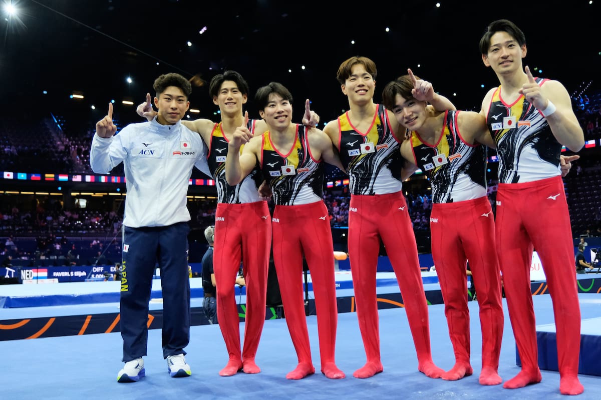 Los atletas japoneses posan tras ganar la medalla de oro en la final por equipos masculina del Campeonato Mundial de Gimnasia Artística en Róterdam, Países Bajos. //Foto, AP: Patrick Post