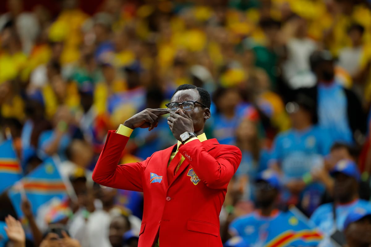 GR3172. GUADALAJARA (MÉXICO), 23/06/2026.- El aficionado de Congo Michel Kuka Mboladinga, conocido como Lumumba Vea, posa este martes, durante el partido del grupo K del Mundial de la FIFA 2026 entre Colombia y RD Congo, en el estadio Akron en Guadalajara (México). Mboladinga emula durante los partidos una estatua de Patrice Lumumba, líder de la independencia congoleña. EFE/ Francisco Guasco