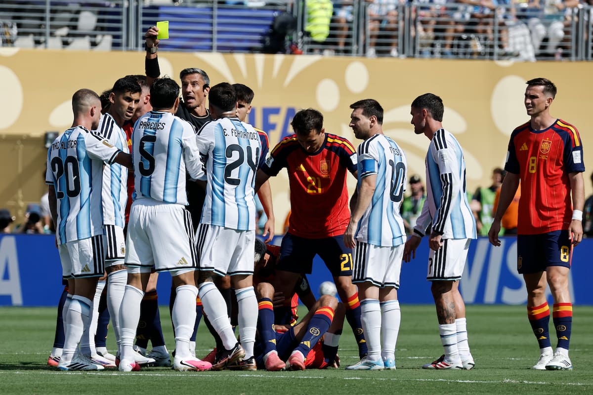 Así registraron las cámaras las agresiones de Paredes a los españoles tras el pitazo final. // Foto: EFE/ Lavandeira Jr.