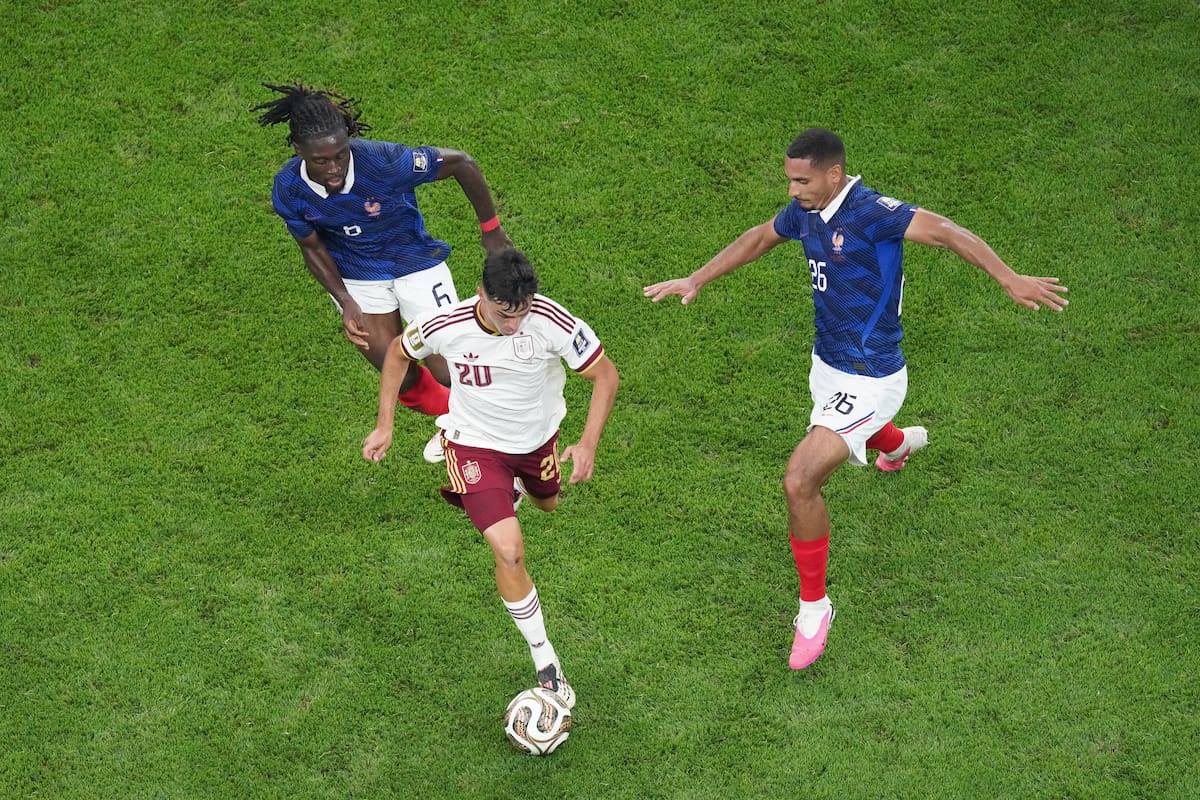 Manu Koné (i) y Maxence Lacroix (d) de Francia disputan el balón con Pedri de España este martes, en el partido de semifinales del Mundial de la FIFA 2026 entre Francia y España en el estadio AT&T en Arlington (Estados Unidos). // Foto: EFE -Kenneth Fernández.