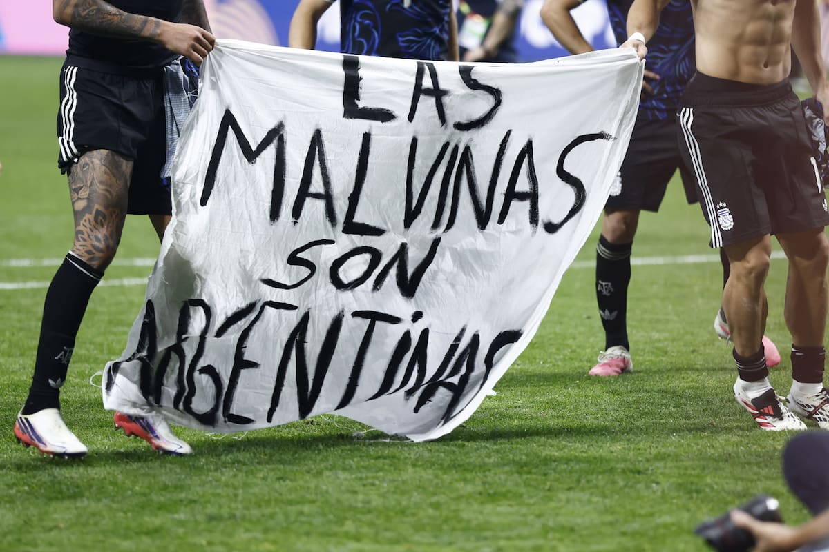 Reino Unido reclama a la FIFA por cartel de Argentina sobre Malvinas (EE.UU.). // Foto: EFE/ Will Oliver.