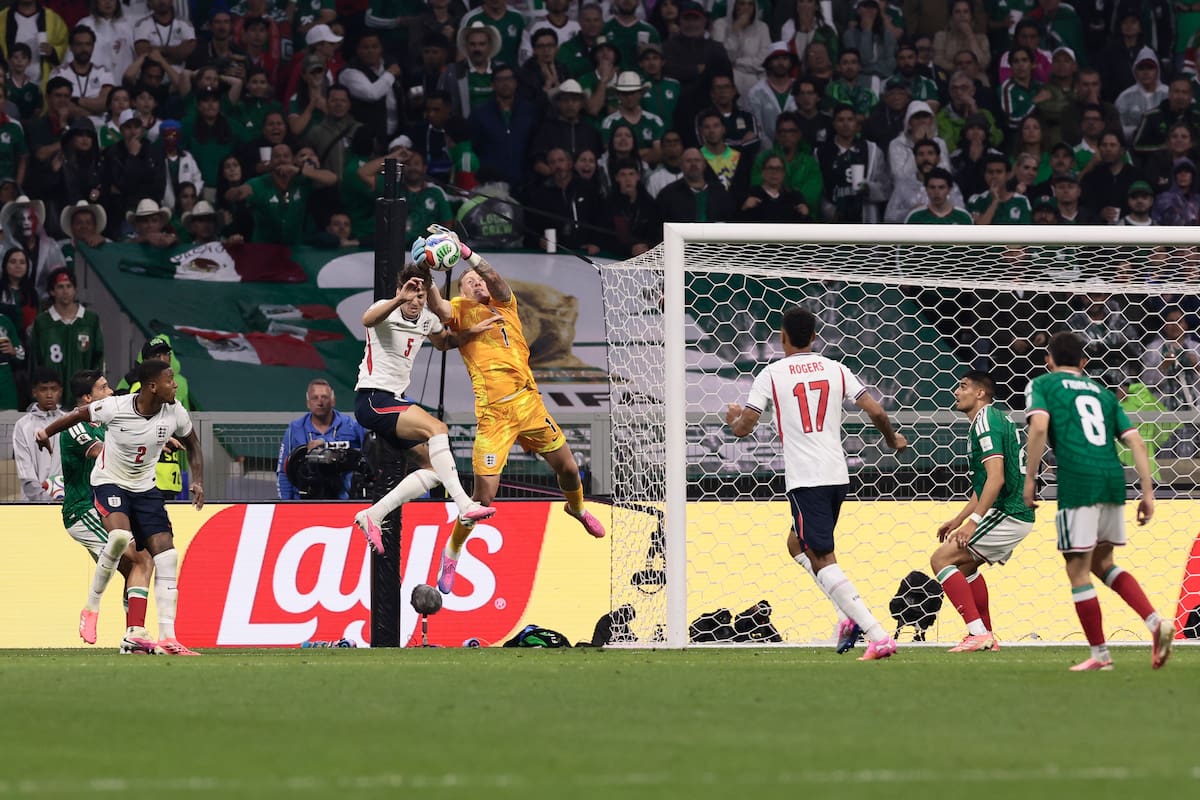 Insólita lesión de jugador de Inglaterra celebrando clasificación en el Mundial