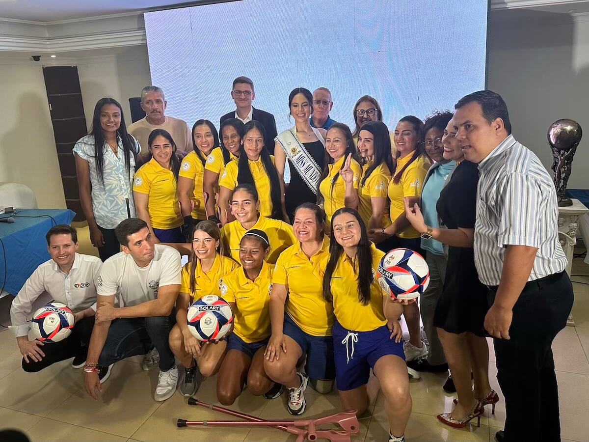 Jugadoras de la Selección Colombia Femenina de Amputados, junto a los organizadores y patrocinadores del Mundial que se realizará en Barranquilla.