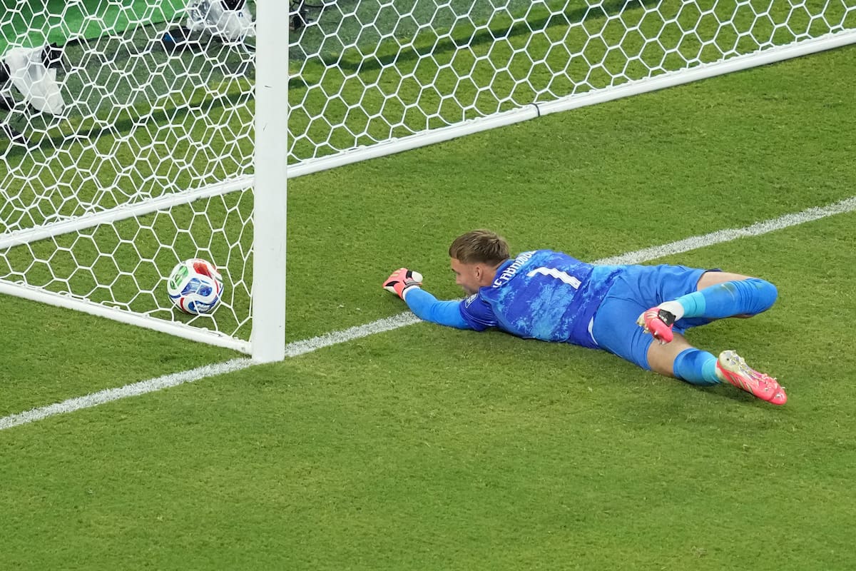 El portero de Holanda Bart Verbruggen (1) no puede desviar un disparo durante la tanda de penales contra Marruecos por los dieciseisavos de final del Mundial, el lunes 29 de junio de 2026, en Monterrey, México. (AP Foto/Moises Castillo)