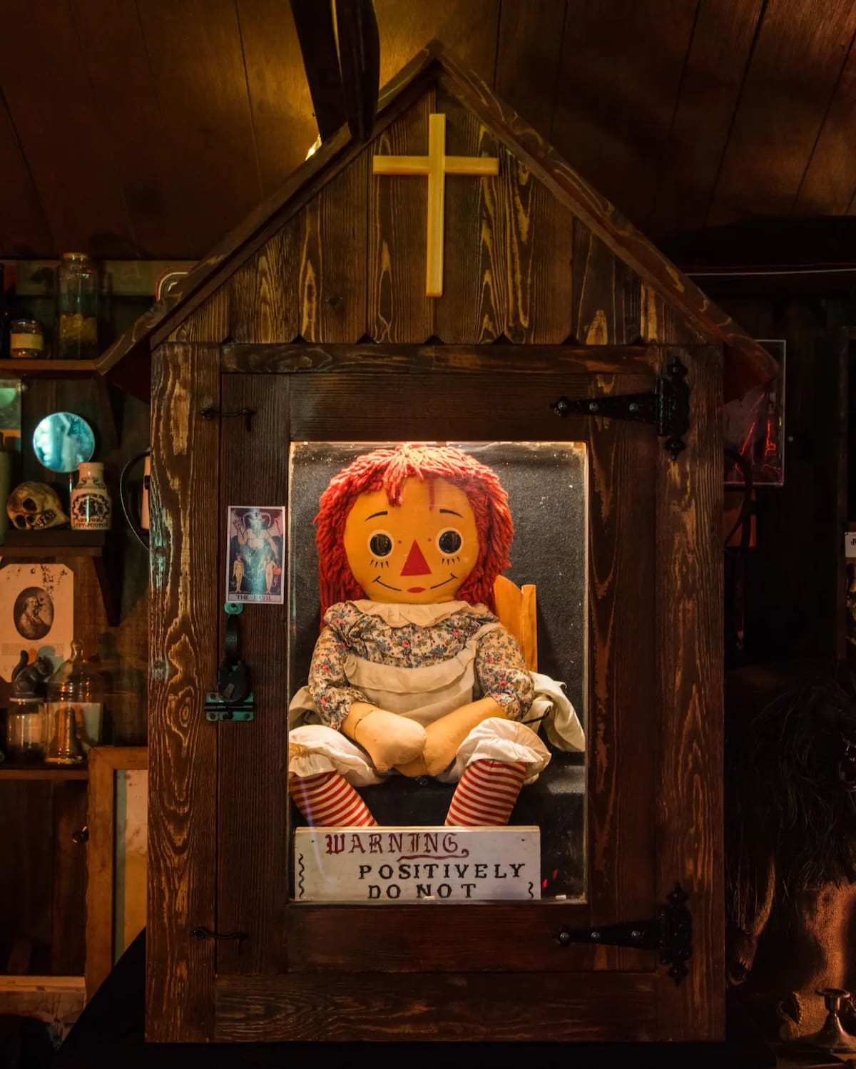 La muñeca Annabelle es un objeto real que ha ganado fama en el mundo paranormal y cinematográfico.