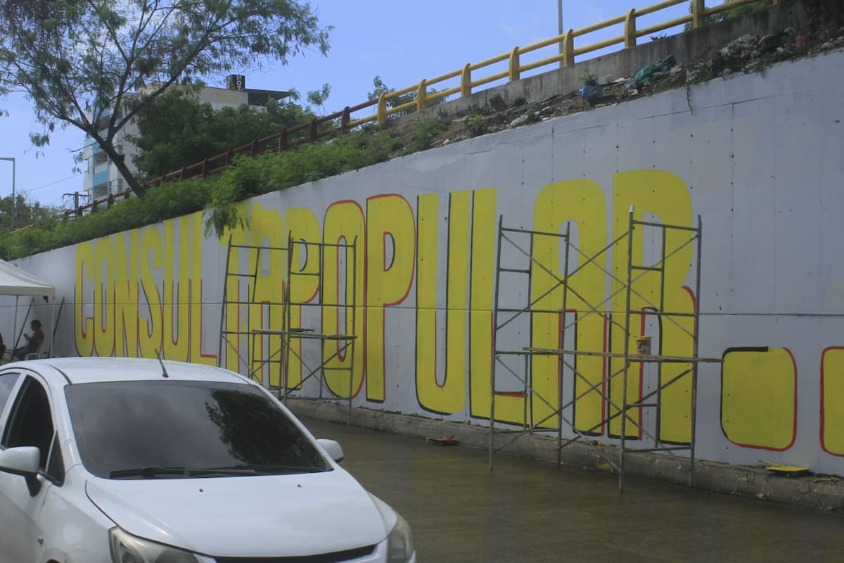 Mural a favor de la consulta popular en puente de Las Gaviotas. // Foto: Julio Castaño - El Universal
