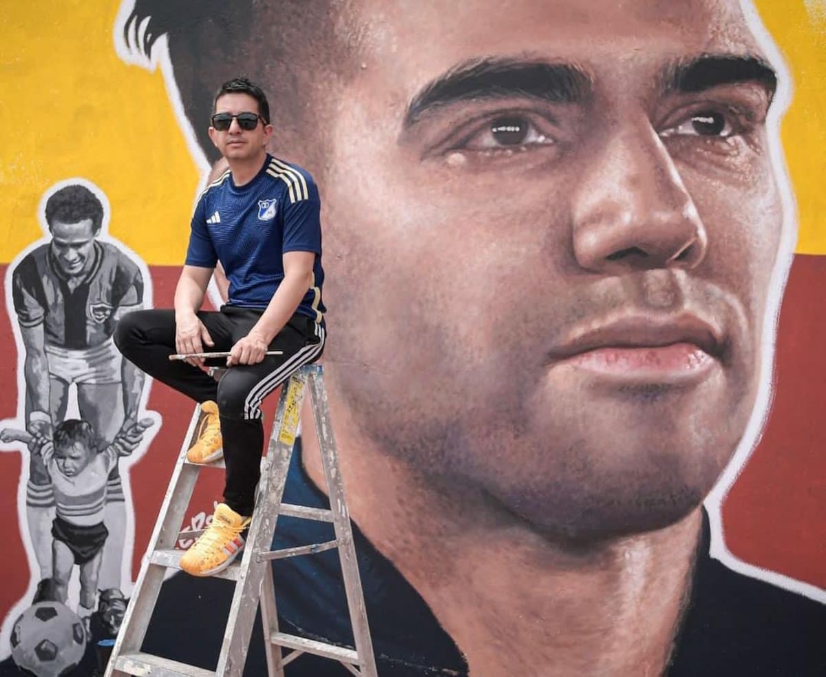 El artista Cacerolo muestra el mural que hizo en honor a Radamel Falcao García, en una de las paredes del estadio El Campín de Bogotá. // Foto: IG @caceroloart.