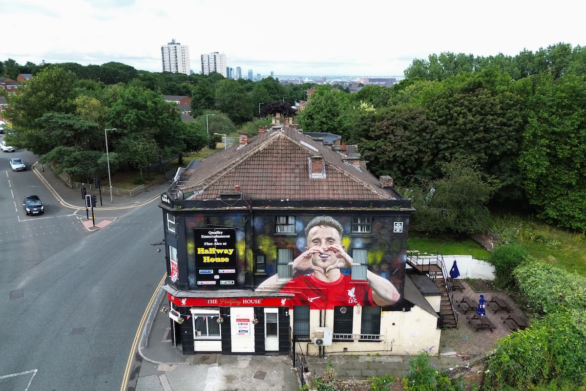 Mural en homenaje al fallecido futbolista portugués Diogo Jota, pintado en la fachada del pub Halfway House en Liverpool. //Foto, EFE: ADAM VAUGHAN