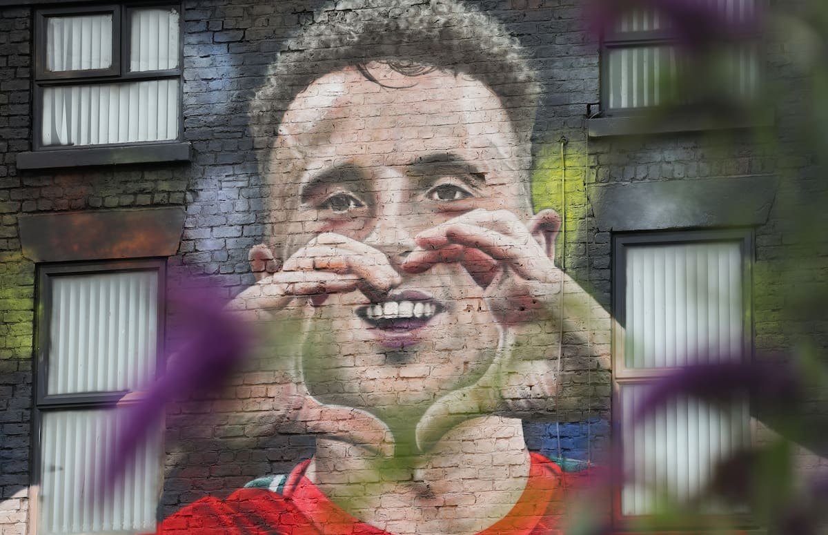 Mural en homenaje al fallecido futbolista portugués Diogo Jota, pintado en la fachada del pub Halfway House en Liverpool. //Foto, EFE: ADAM VAUGHAN