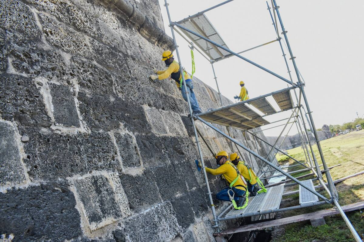 Así fue el proceso de limpieza de las murallas de Cartagena. // Foto: cortesía