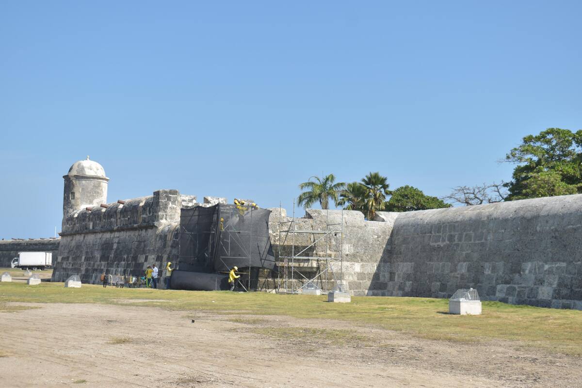 Murallas de Cartagena: Etcar elimina costra negra para preservarlas