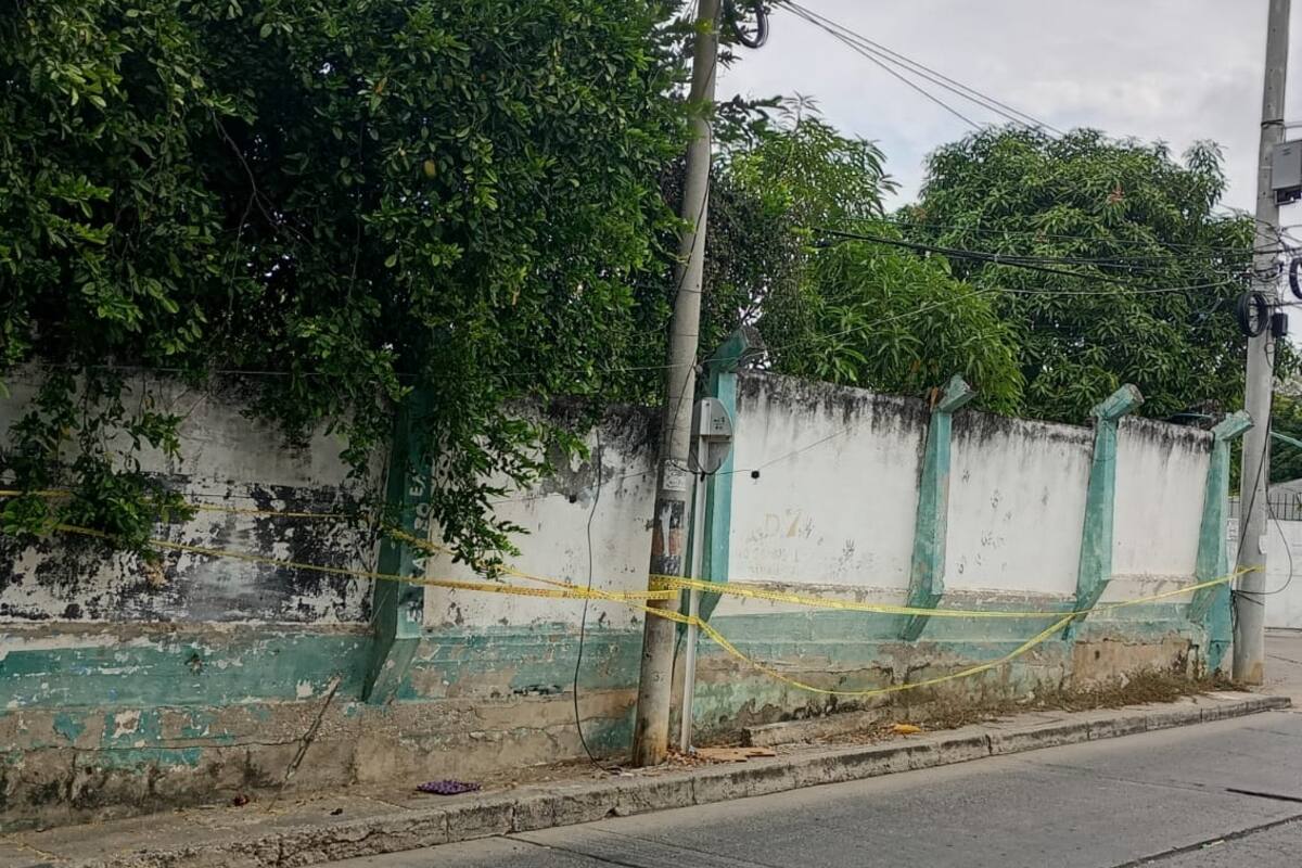 Piden atención urgente por muro en riesgo de desplome en colegio Nuevo Bosque