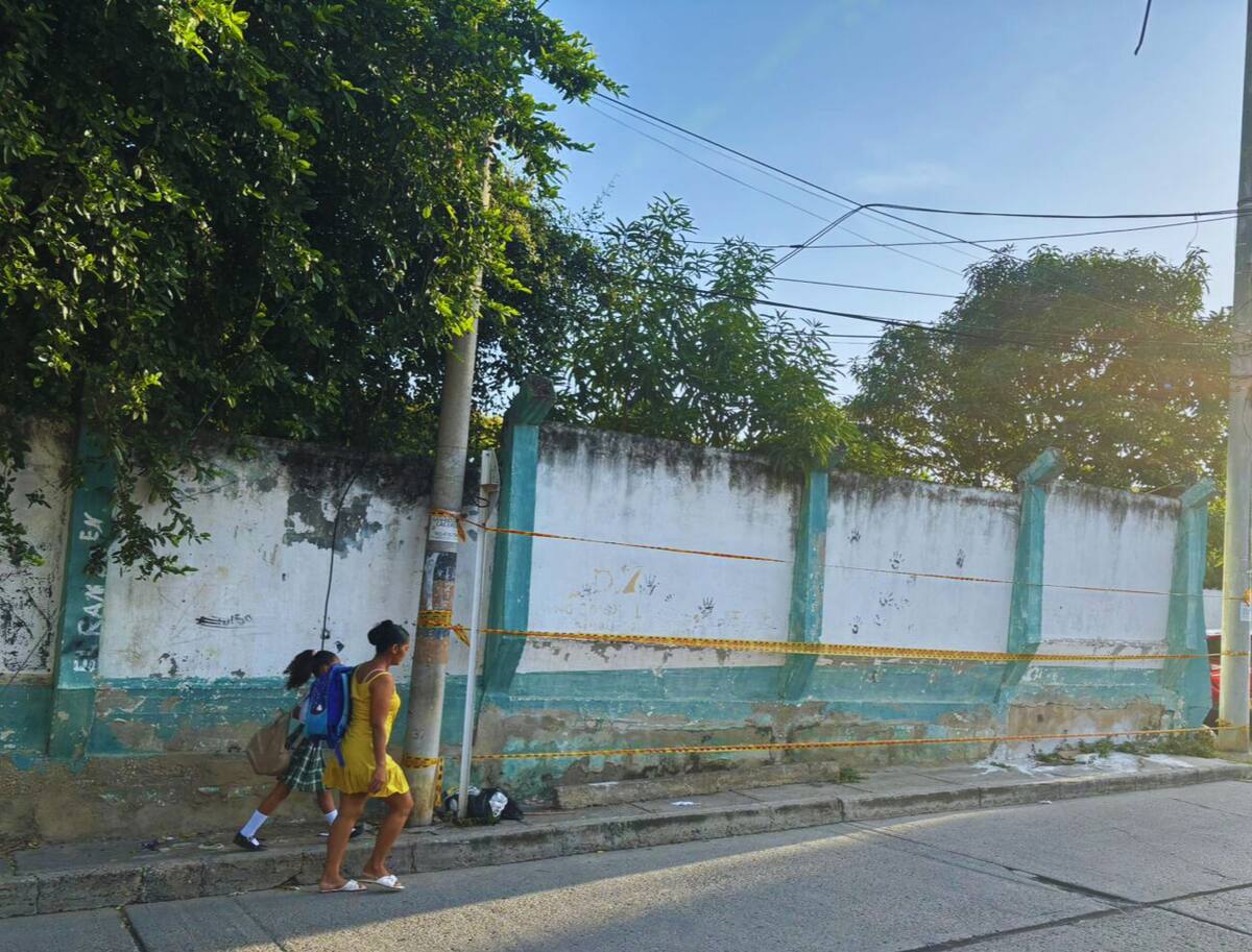 Muro deteriorado en la Institución Educativa Nuevo Bosque, cuya comunidad advierte riesgo para estudiantes y transeúntes. // Foto - Cortesía - Archivo.