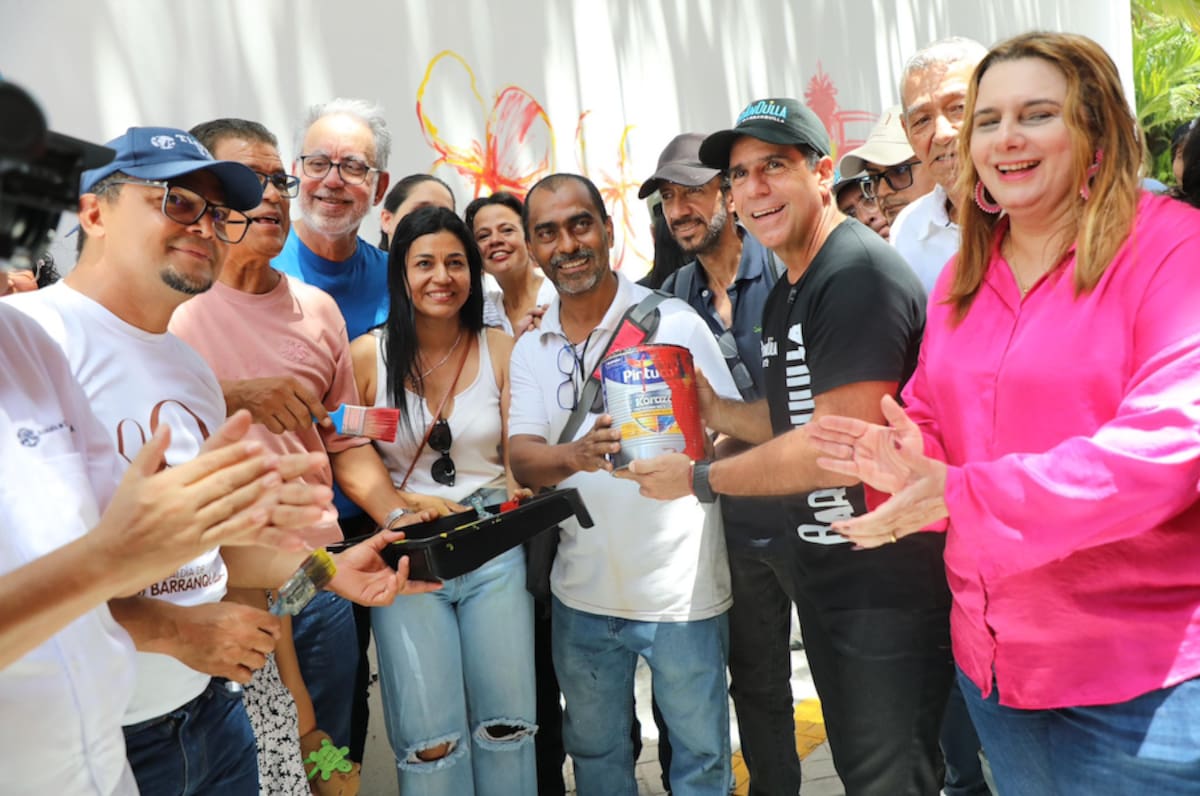 El alcalde Alejandro motivando a las personas para conviertan los barrios de Barranquilla en espacios donde pueda convivir en armonía con la naturaleza y el arte.//Cortesía.