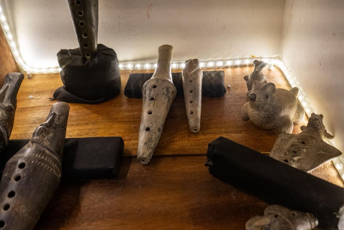 El museo posee una colección de instrumentos musicales, vasijas cerámicas, urnas funerarias y herramientas líticas de las comunidades ancestrales del Bajo Magdalena. // Cortesía: Gobernación de Bolívar.