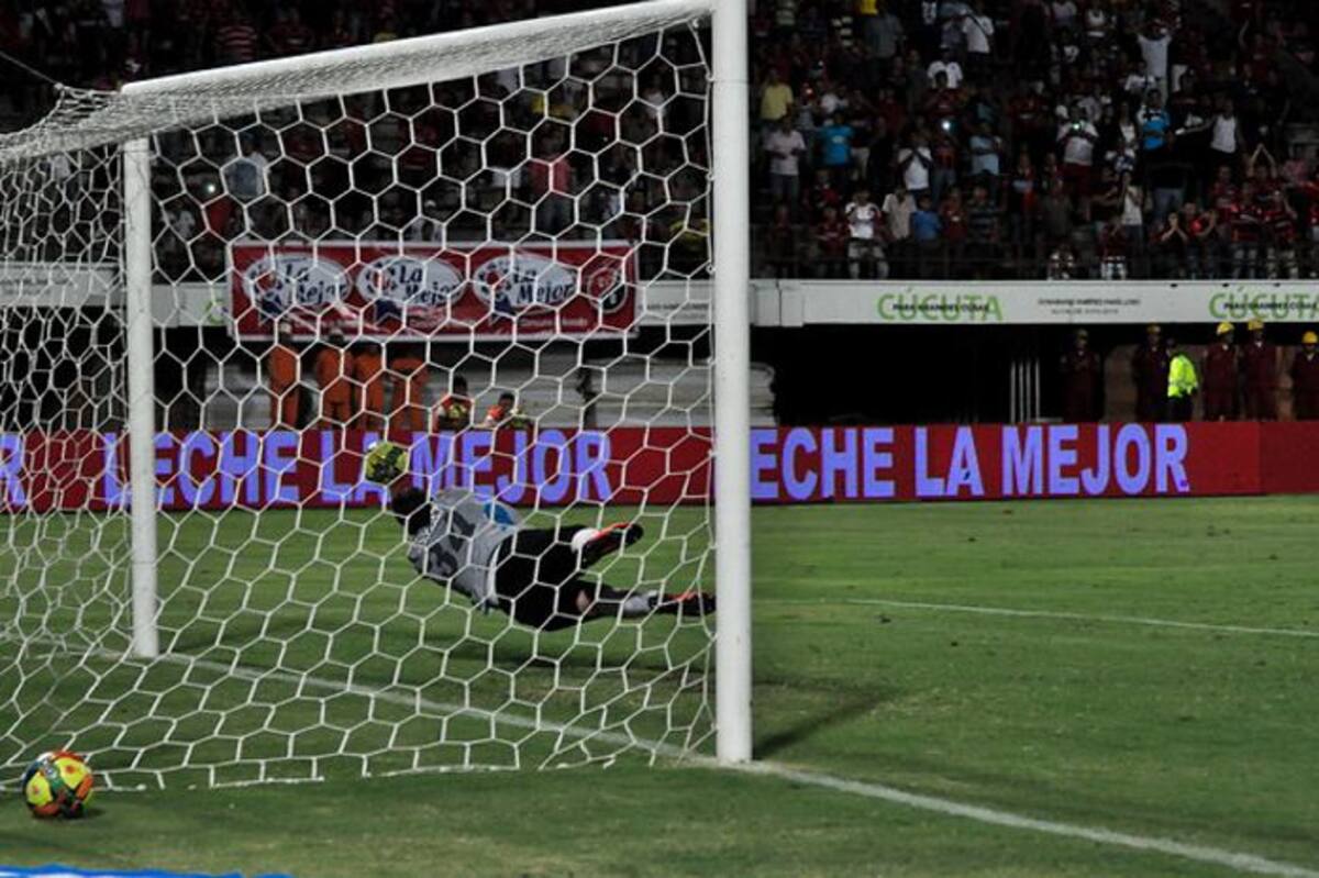 Franco Armani ya es titular en el corazón de la hinchada del Nacional. COLPRENSA