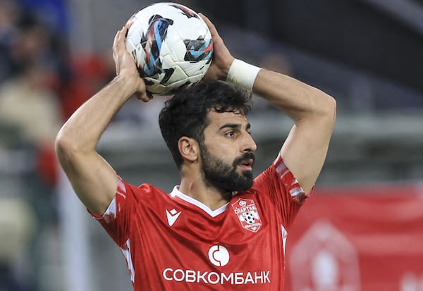 Nader Mohammadi lo vuelve a hacer: asistencia de película desde un saque de banda