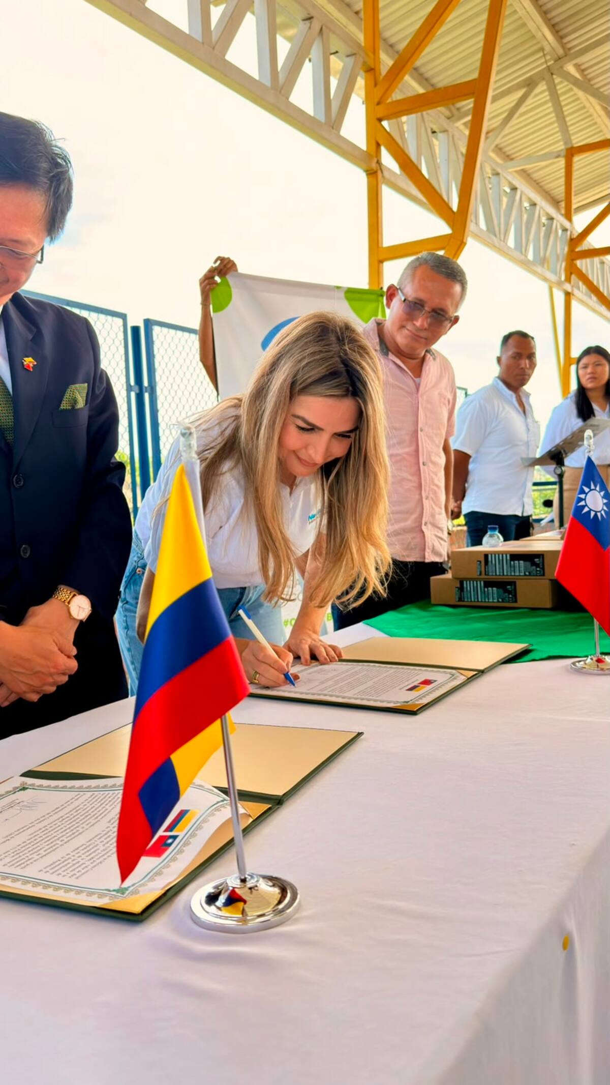 Para la senadora Nadia Blel, trabajar por los territorios es estar cerca de sus comunidades, escuchar sus necesidades y buscar soluciones concretas, especialmente cuando se trata de garantizar mejores condiciones para la educación de niños, niñas y adolescentes. // Foto: Cortesía - Equipo de comunicaciones de Nadia Blel Scaff.