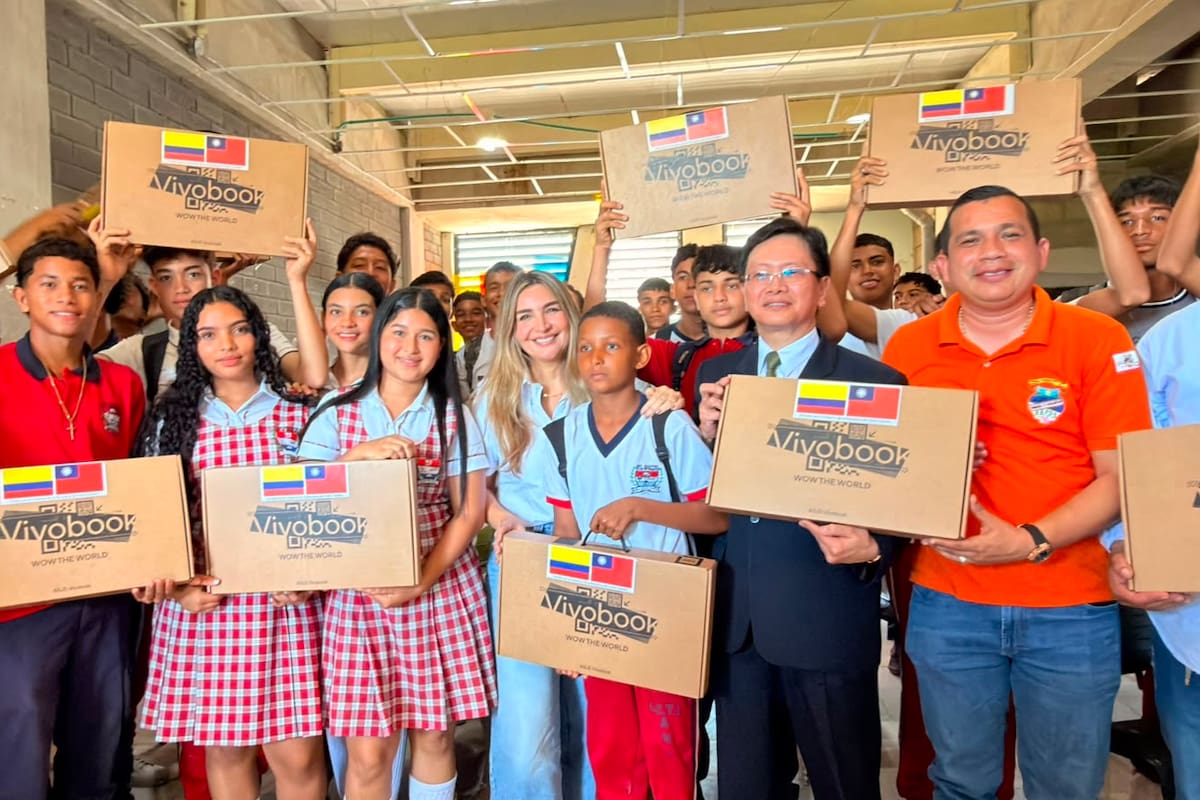 Senadora Nadia Blel entregó computadores a estudiantes de Córdoba y Zambrano