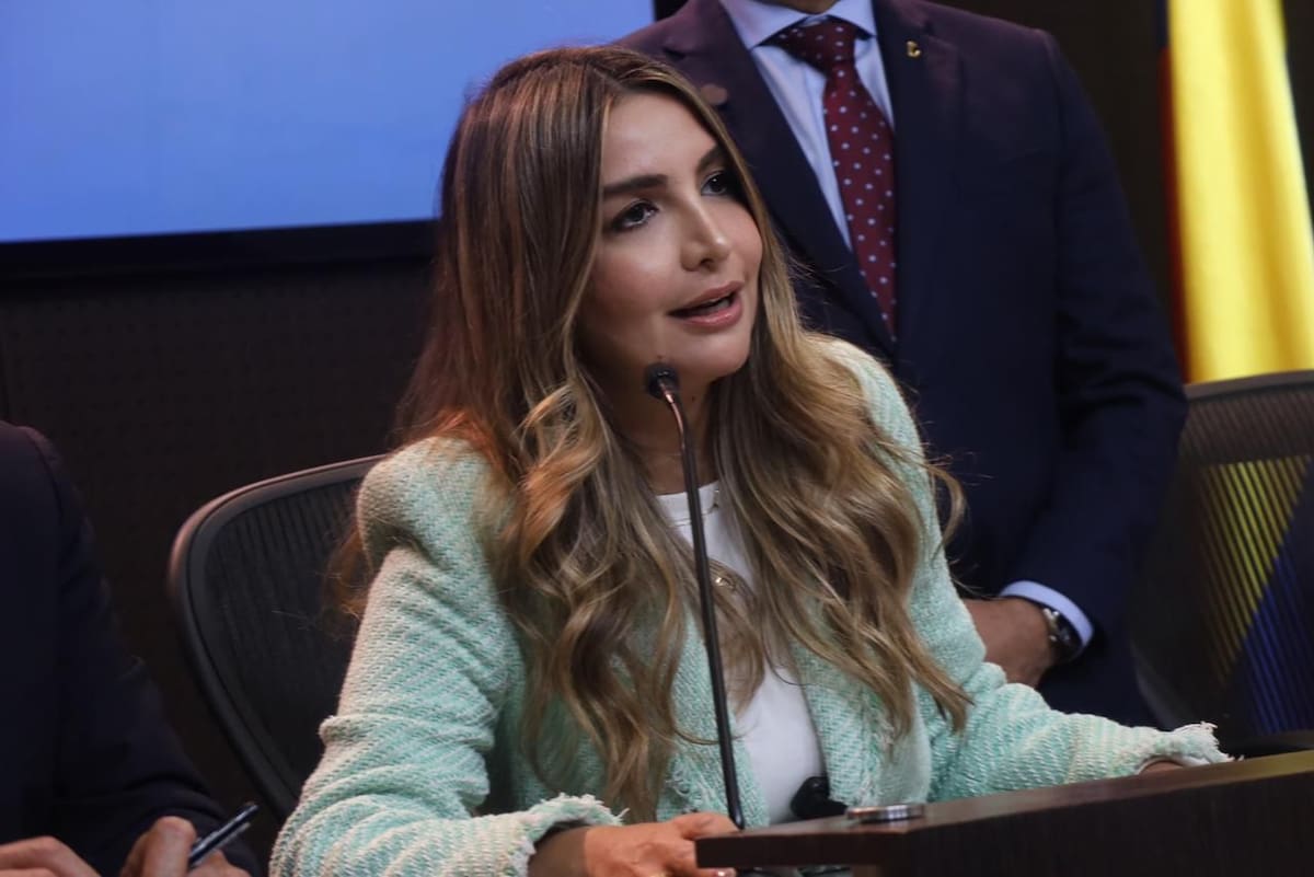 La senadora Nadia Blel y la bancada conservadora radicaron un proyecto de acto legislativo que busca que quienes asesinen o abusen sexualmente de niños, niñas y adolescentes, puedan recibir penas de prisión excepcionalmente altas, de hasta el doble de la pena máxima que establece actualmente la ley penal. // Foto: Cortesía - Prensa Nadia Blel.